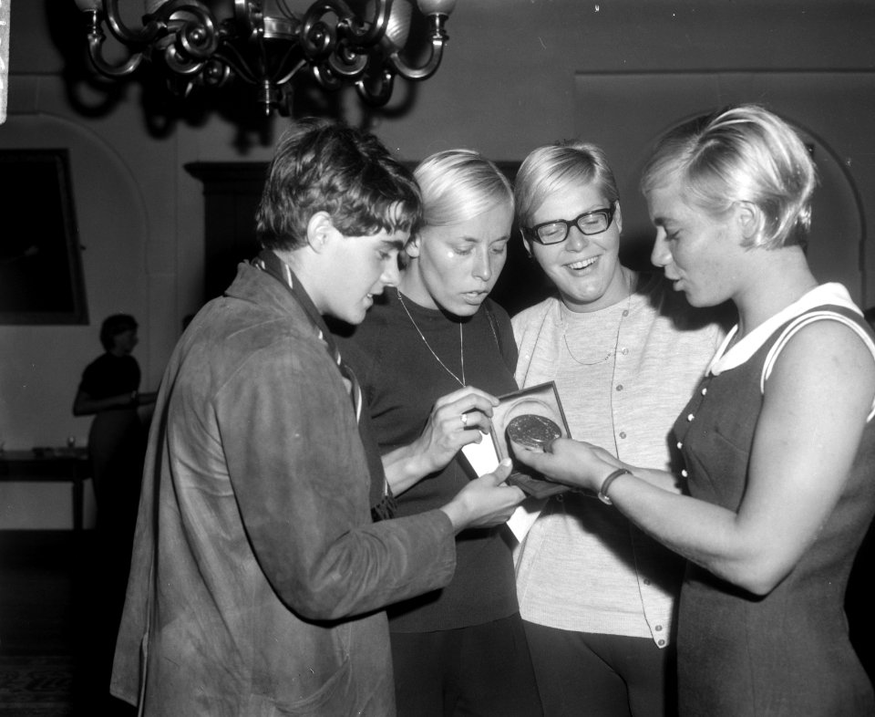 Toos Beumer, Gretta Kok, Ada Kok en Betty Heukels bekijken de in ontvangst genom, Bestanddeelnr 919-5072