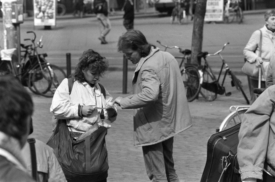 Toeristen op Amsterdam CS opgewacht door hotelrunners, Bestanddeelnr 933-9503