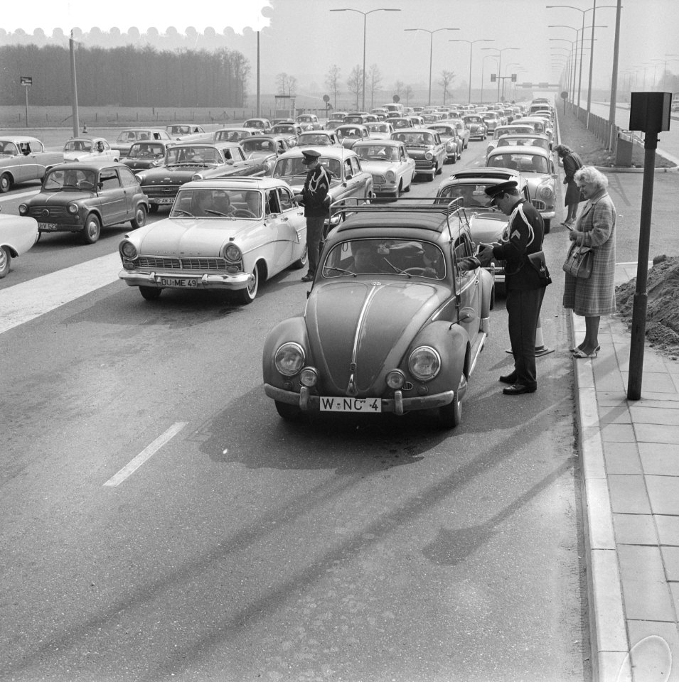 Toeristeninvasie bij grensovergang Bergh op Goede Vrijdag, Bestanddeelnr 916-2358