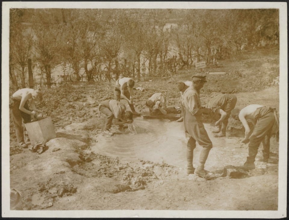 Tommies washing in a shell hole, Blangy., Bestanddeelnr 158-2034