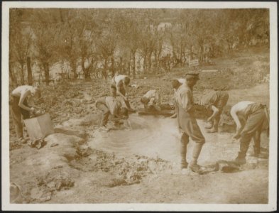 Tommies washing in a shell hole, Blangy., Bestanddeelnr 158-2034