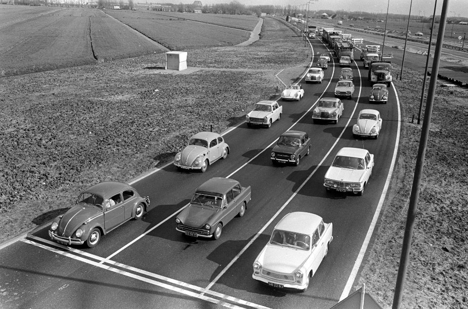 Toeristen invasie, verkeersdrukte bij Ouderijn, Bestanddeelnr 920-1832