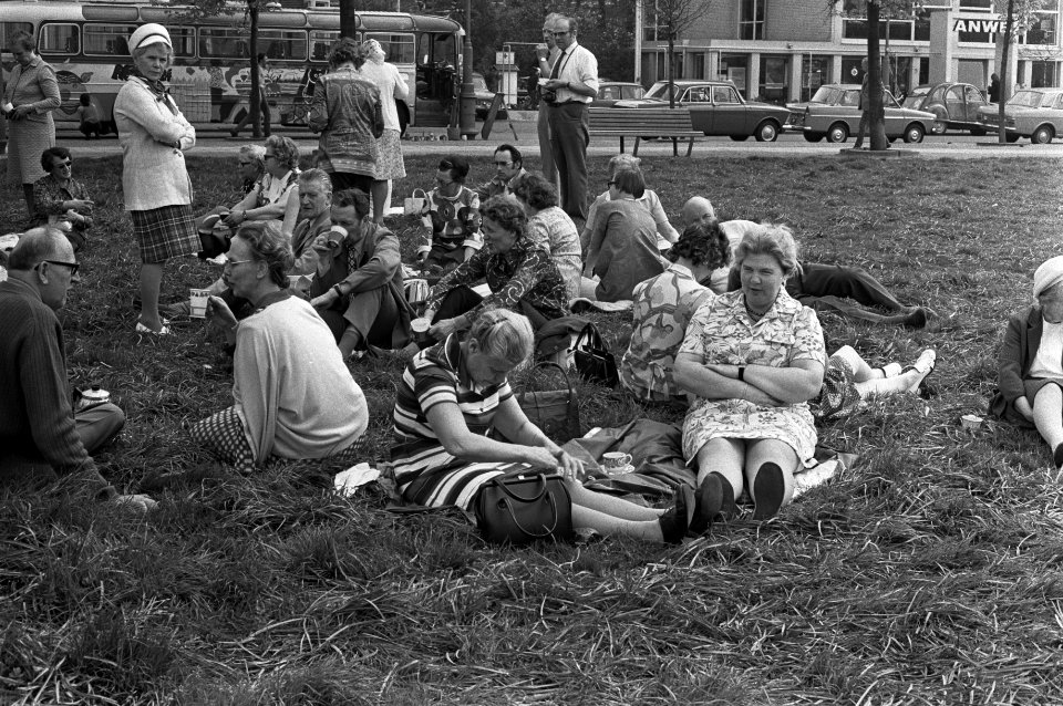Toeristen in het gras te Amsterdam, Bestanddeelnr 925-5734