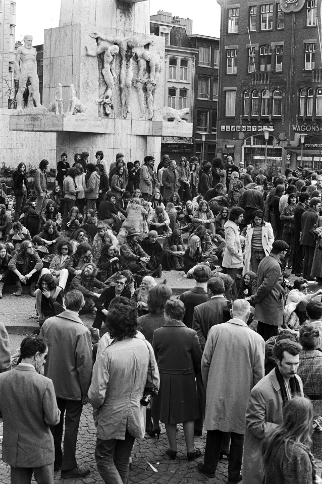 Toeristen kijken naar de vele jongeren, Bestanddeelnr 924-4467