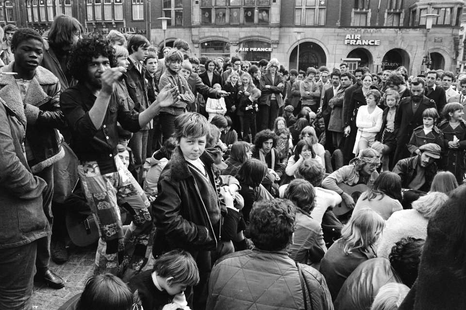 Toeristen kijken naar de vele jongeren, Bestanddeelnr 924-4465