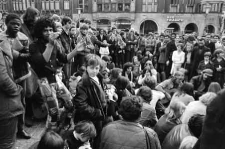 Toeristen kijken naar de vele jongeren, Bestanddeelnr 924-4465