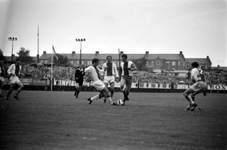 Tonnie vd Linden in duel met Vasovic en Suurendonk, Bestanddeelnr 921-5682