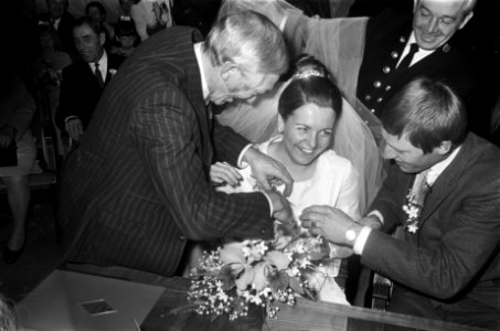 Tonnie Pronk , voetballer Ajax, trouwt met Marjan Meier Stadhuis Amsterdam, Bestanddeelnr 922-9794