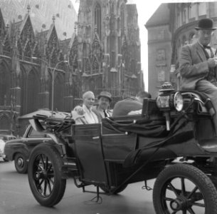 Toon met vrouw Rietje in Wiener Fiaker, Bestanddeelnr 911-6095 photo