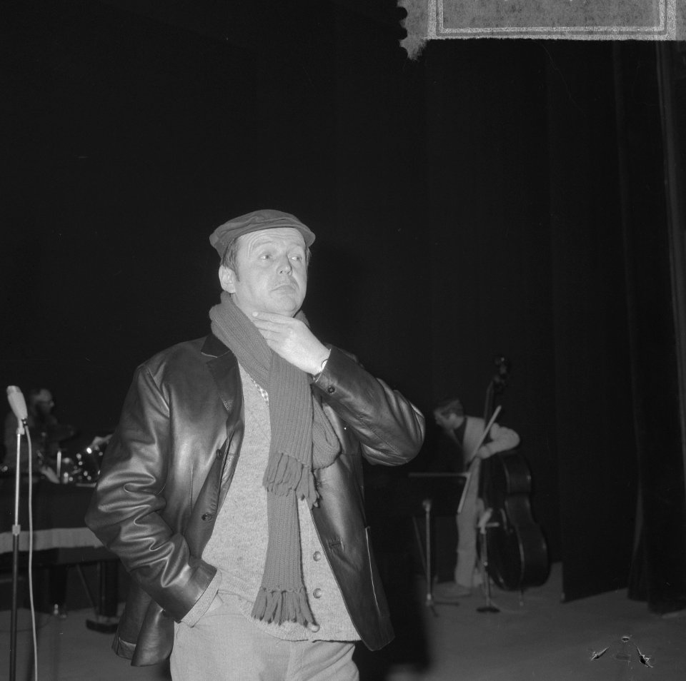 Toon Hermans weer in Carre, Toon Hermans tijdens repetitie, Bestanddeelnr 917-2741
