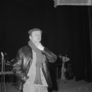 Toon Hermans weer in Carre, Toon Hermans tijdens repetitie, Bestanddeelnr 917-2741