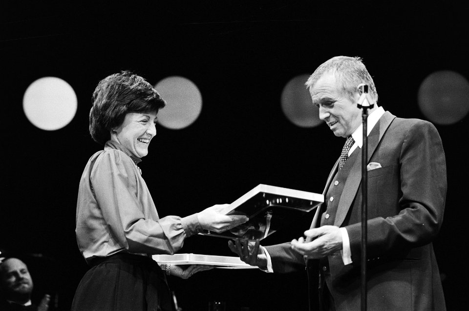 Toon Hermans ontvangt van Prinses Margriet een gouden en platina boek (dichtbund, Bestanddeelnr 930-6370