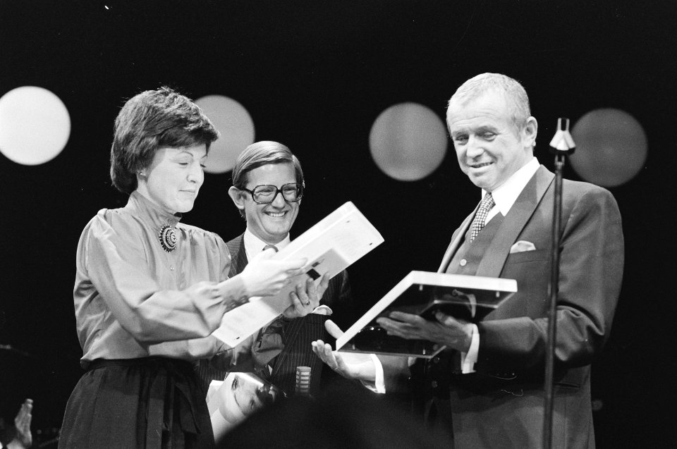 Toon Hermans ontvangt van Prinses Margriet een gouden en platina boek (dichtbund, Bestanddeelnr 930-6369