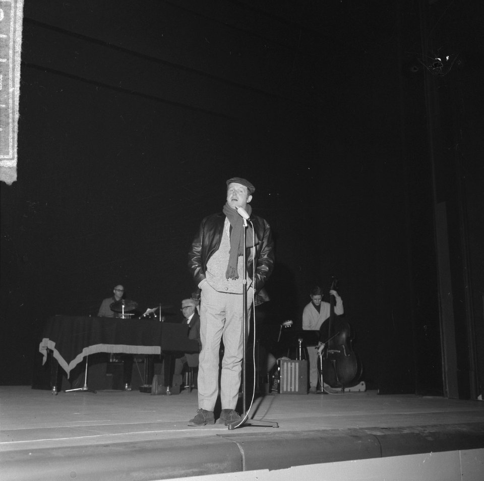 Toon Hermans weer in Carre, hier tijdens repetitie, Bestanddeelnr 917-2740