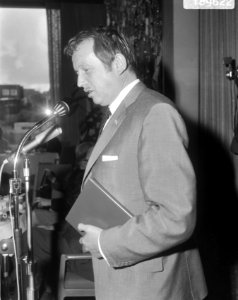 Toon Hermans (links) ontving fotoboek, opdracht Haagse Courant, Bestanddeelnr 918-9622