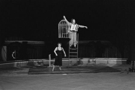 Toon Hermans (r) reikte tijdens voorstelling Circus Knie in Carre in Amsterdam O, Bestanddeelnr 933-8494