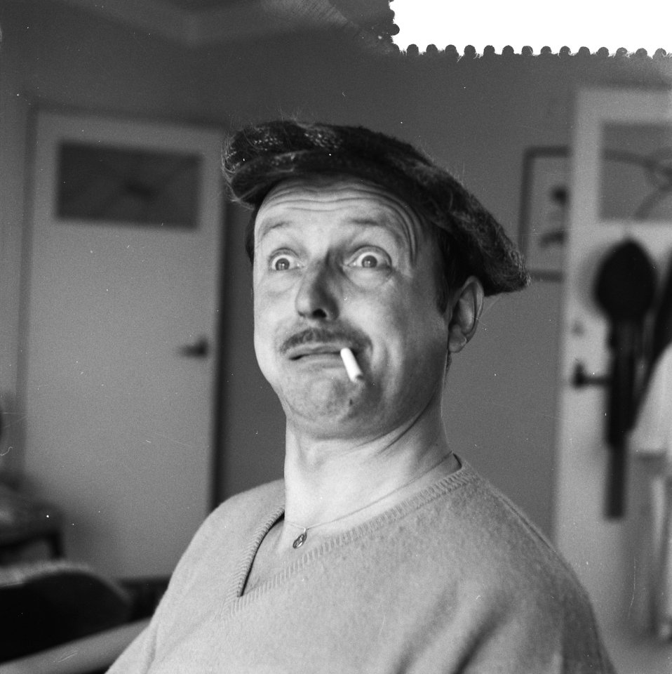 Toon Hermans druk bezig met het voorbereiden van zijn One Man Show, Bestanddeelnr 911-0795