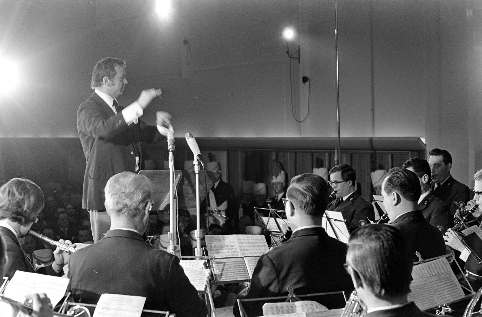 Toon Hermans dirigeerde Utrechts Harmonie-orkest, Toon Hermans dirigeert orkest, Bestanddeelnr 919-8654