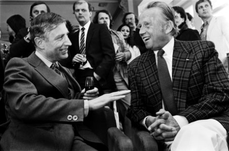 Toon Hermans gehuldigd door premier Van Agt omdat het miljoenste boek is verkoch, Bestanddeelnr 932-1064