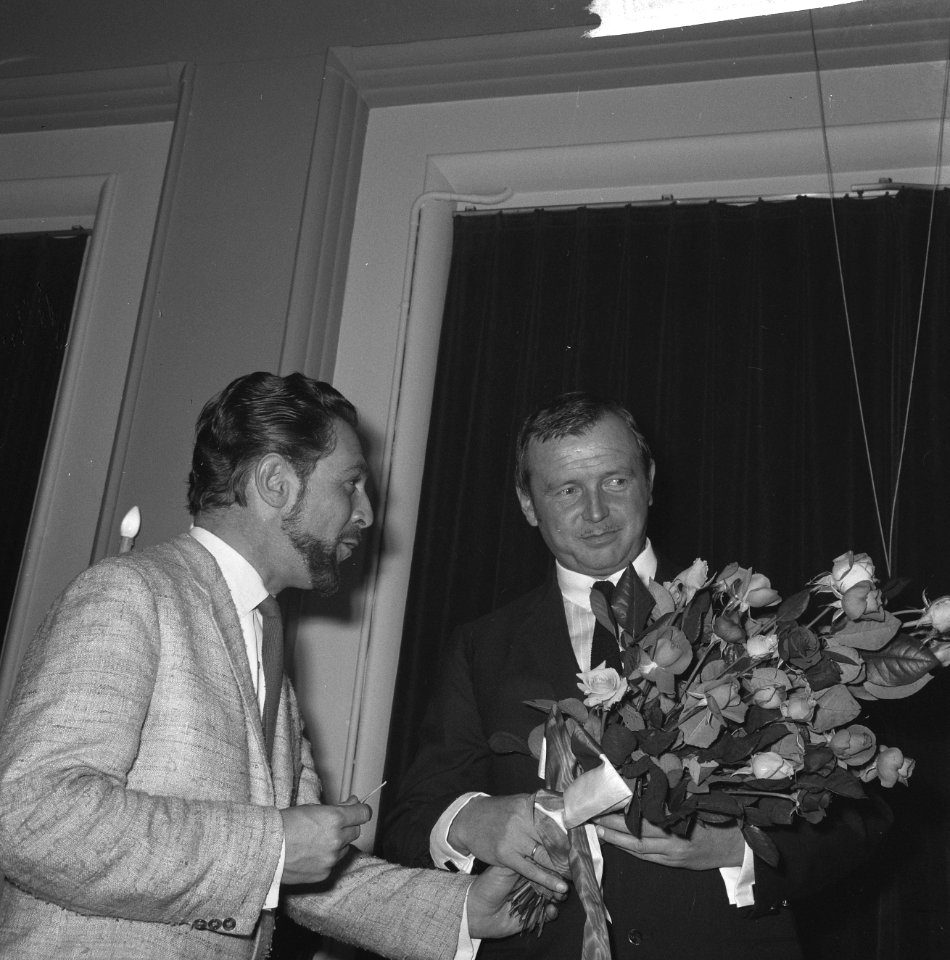 Toon Hermans en cabaretier, schrijver en producent Wim Ibo, Bestanddeelnr 918-4109