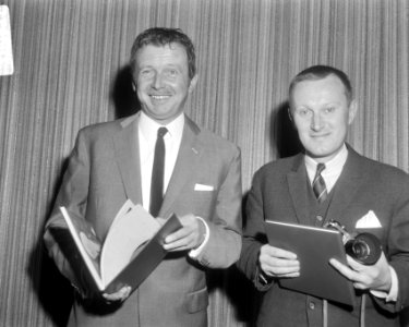 Toon Hermans (links) ontving fotoboek, opdracht Haagse Courant, Bestanddeelnr 918-9621