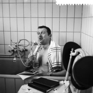 Toon Hermans druk bezig met het voorbereiden van zijn One Man Show, Bestanddeelnr 911-0791