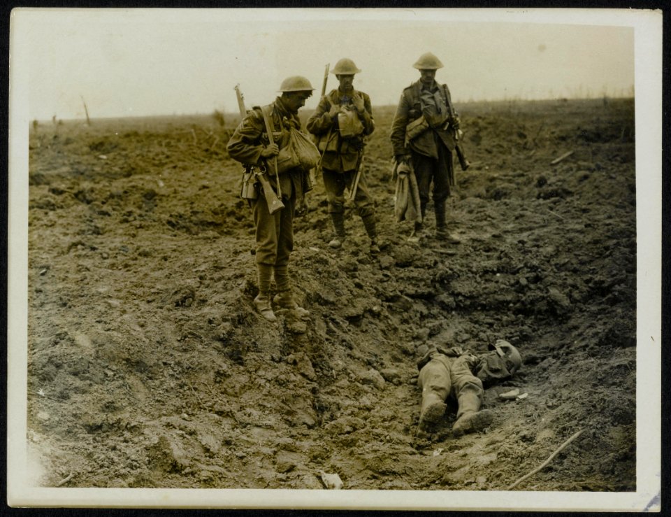 Tommies looking at a dead Boche, Bestanddeelnr 158-0092