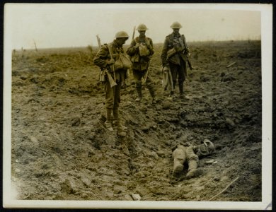 Tommies looking at a dead Boche, Bestanddeelnr 158-0092