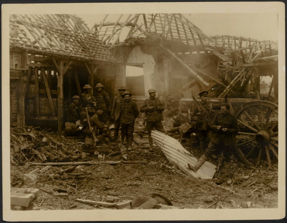 Tommies having dinner amidst the wreckage after crossing the Somme, Bestanddeelnr 158-2391