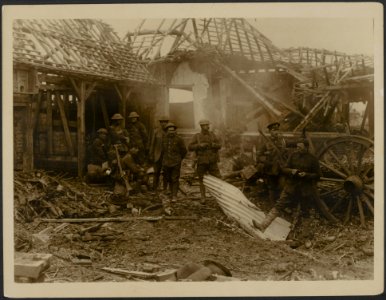 Tommies having dinner amidst the wreckage after crossing the Somme, Bestanddeelnr 158-2391