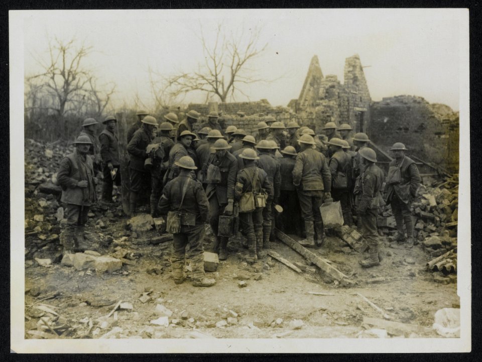 Tommies at a well, Bestanddeelnr 158-1047