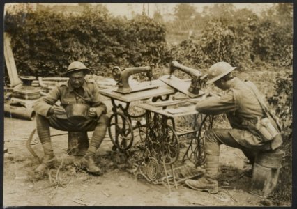 Tommies using Sewing Machines from the ruins as a writing desk., Bestanddeelnr 158-1981