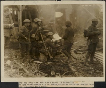 Tommies have the situation explained to them after crossing the Somme, Bestanddeelnr 158-2412