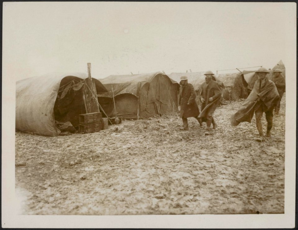 Tommies arriving home at Mud Terrace., Bestanddeelnr 158-2029