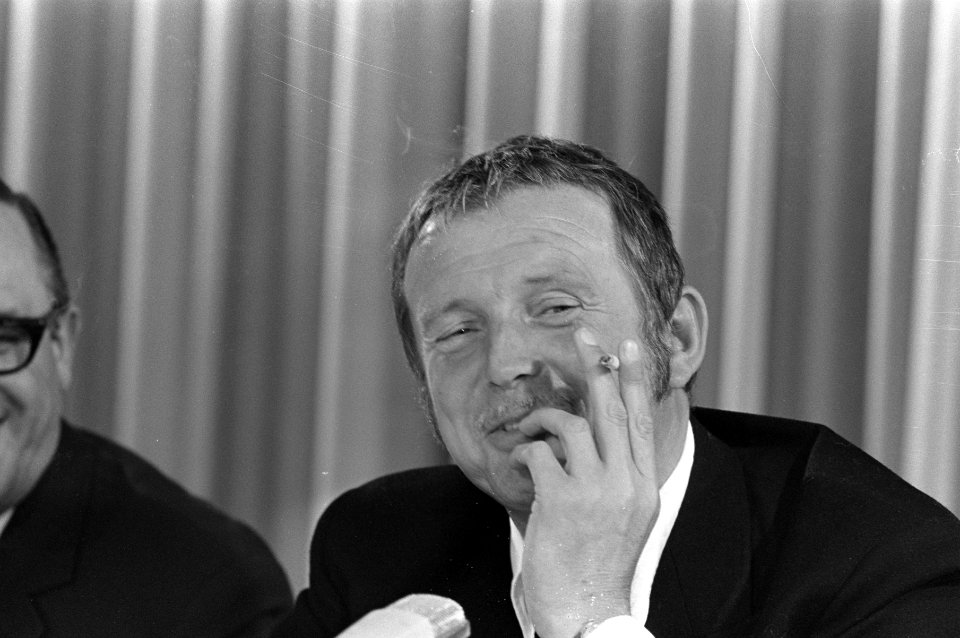 Toon tijdens een persconferentie, Bestanddeelnr 921-6854