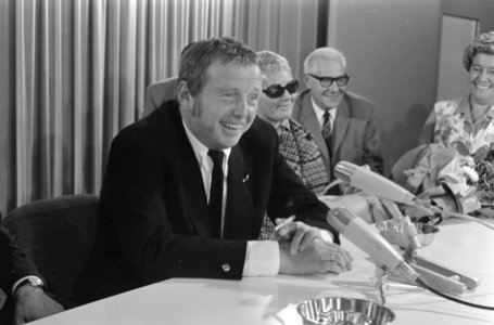 Toon tijdens een persconferentie. Naast hem zijn vrouw Rietje, Bestanddeelnr 921-6849