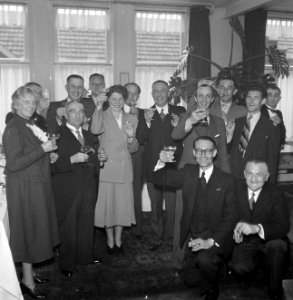 Toostende groep mensen op receptie, enkelen van hen rokend, Bestanddeelnr 255-8460