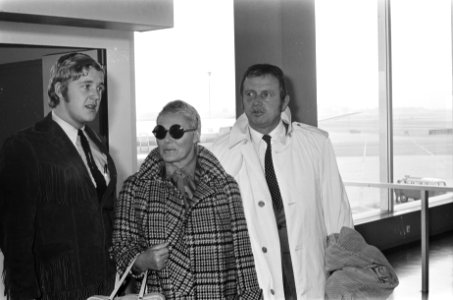 Toon Hermans terug uit Canada Toon met vrouw en zoon, Bestanddeelnr 921-7761