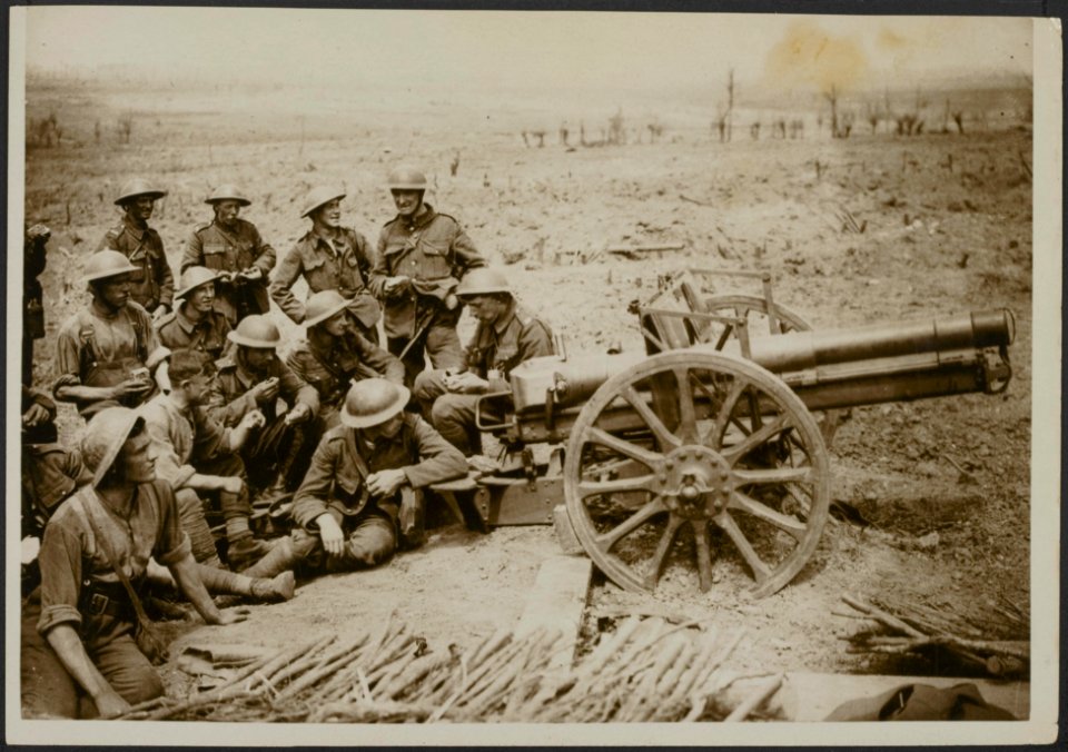 Tommies round a captured German Gun. nr. Wytschaete, Bestanddeelnr 158-2813