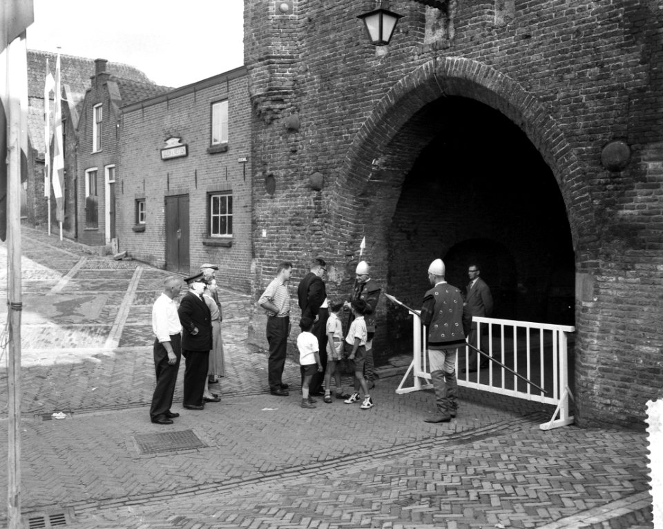 Tolheffing bij de Waterpoort te Woudrichem tgv de installatie der vrije Poort, Bestanddeelnr 910-4712