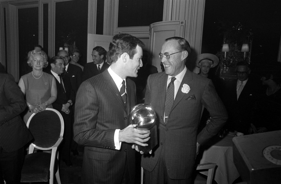 Tom Okker ontvangt van Prins Bernhard The Seagram World Ranking Trophy in hote, Bestanddeelnr 921-9571