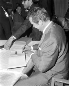 Toon Hermans zet handtekening, Bestanddeelnr 918-9623