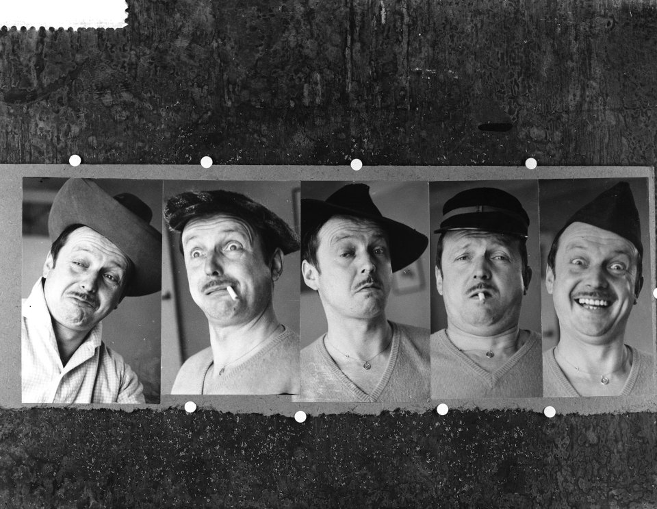 Toon Hermans druk bezig met het voorbereiden van zijn One Man Show, Bestanddeelnr 911-0798