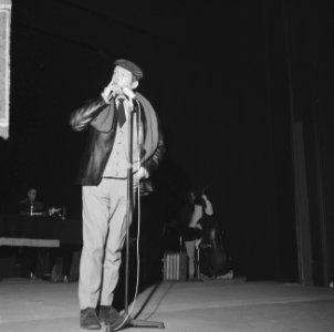 Toon Hermans weer in Carre, Toon Hermans tijdens repetitie, Bestanddeelnr 917-2744