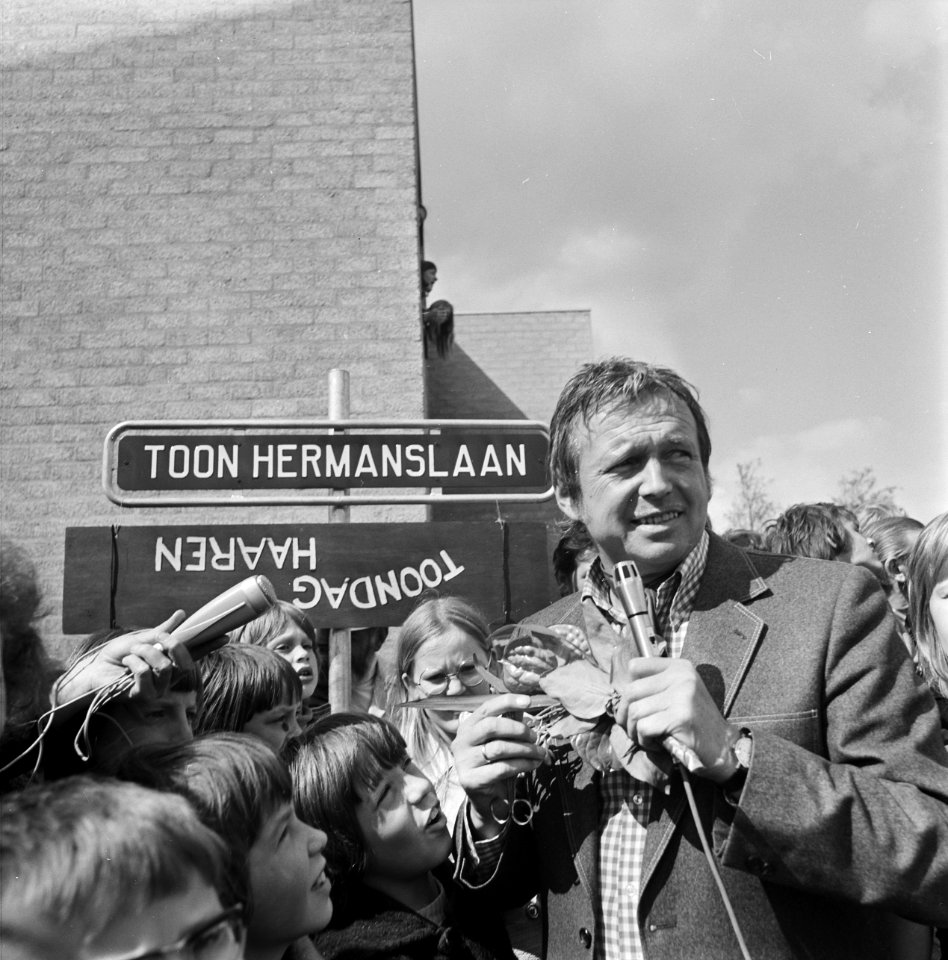 Toon Hermansdag in Haaren, Toon Hermans bij opening Toon Hermanslaan, Bestanddeelnr 926-4031