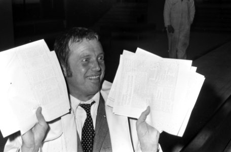 Toon Hermans terug uit Canada Toon Hermans toont de lovende kritieken uit Canade, Bestanddeelnr 921-7760