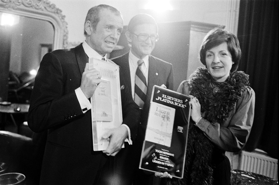 Toon Hermans ontvangt van Prinses Margriet een gouden en platina boek (dichtbund, Bestanddeelnr 930-6371