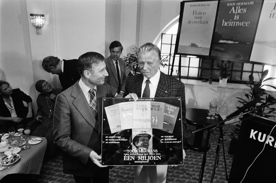 Toon Hermans gehuldigd door premier Van Agt omdat het miljoenste boek is verkoch, Bestanddeelnr 932-1066