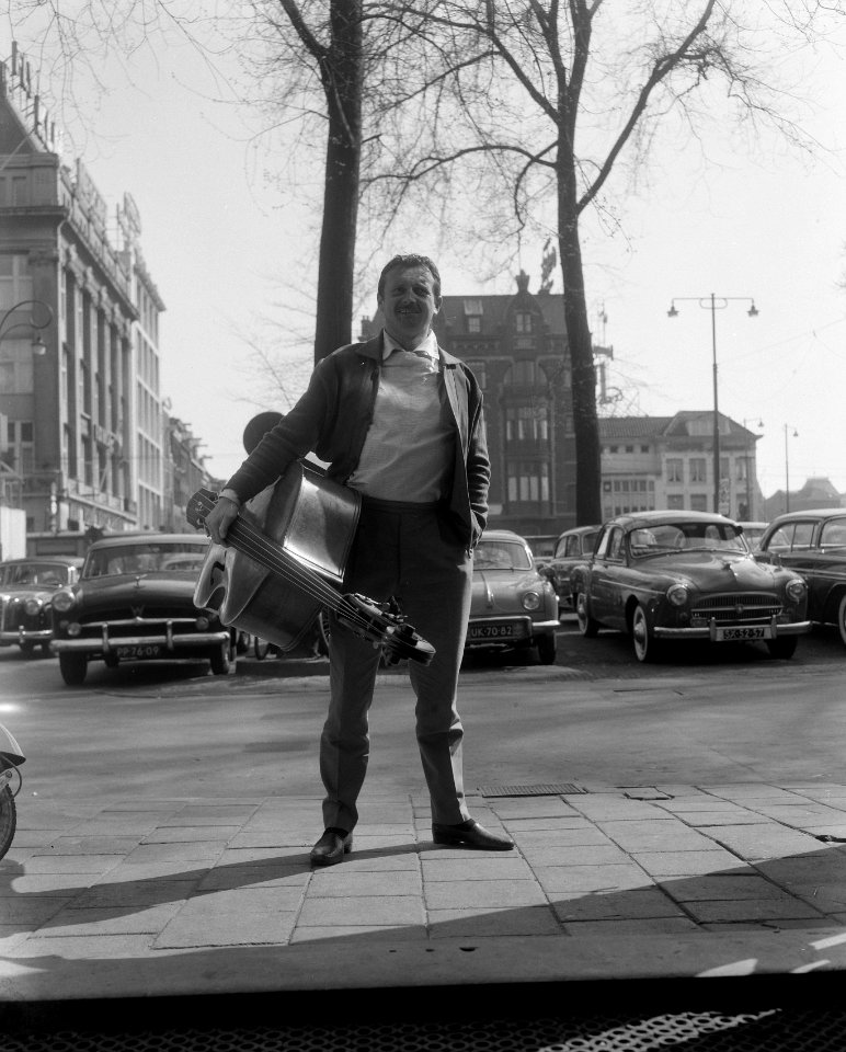 Toon Hermans met contrabas voor het Leidseplein Theater, Bestanddeelnr 908-4725