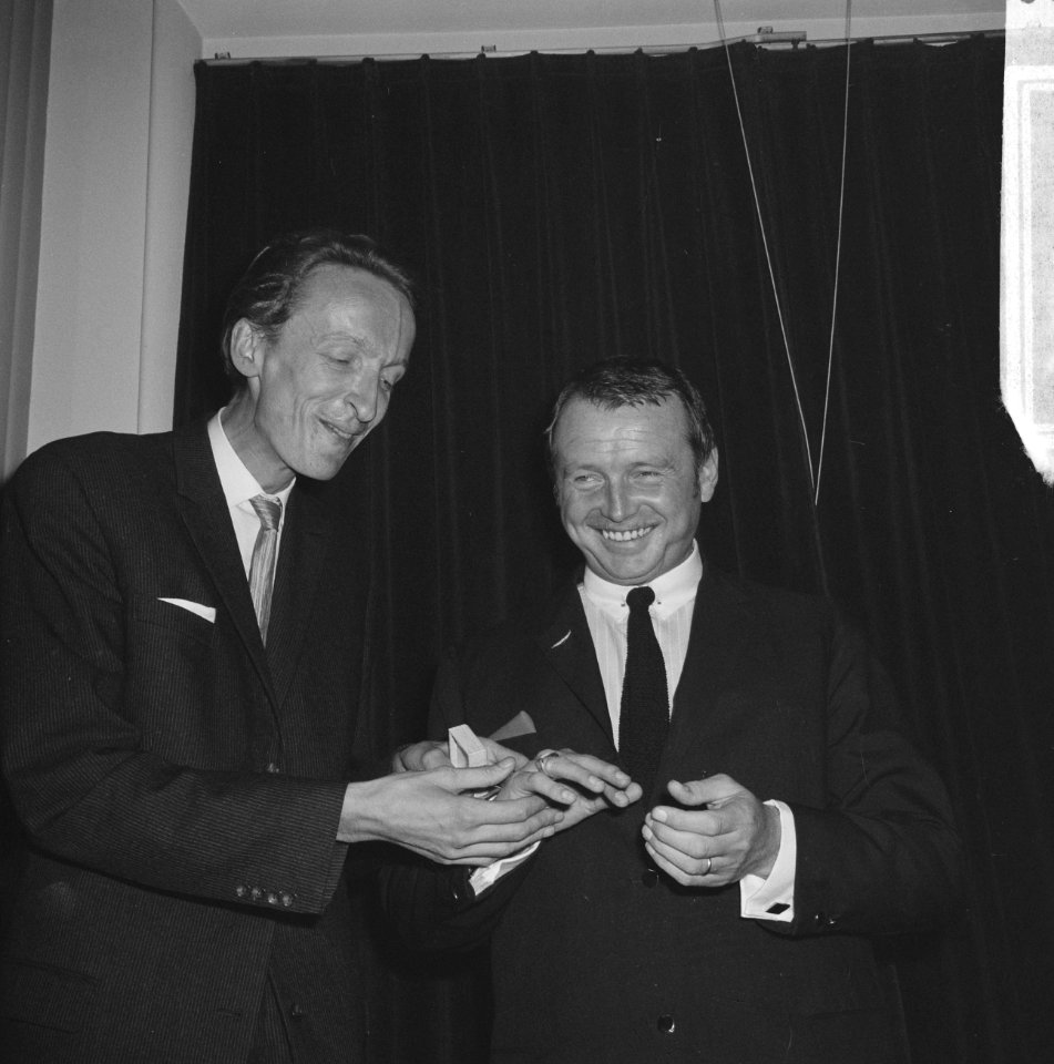 Toon Hermans en journalist, museumdirecteur en televisiepresentator Pierre Janse, Bestanddeelnr 918-4111